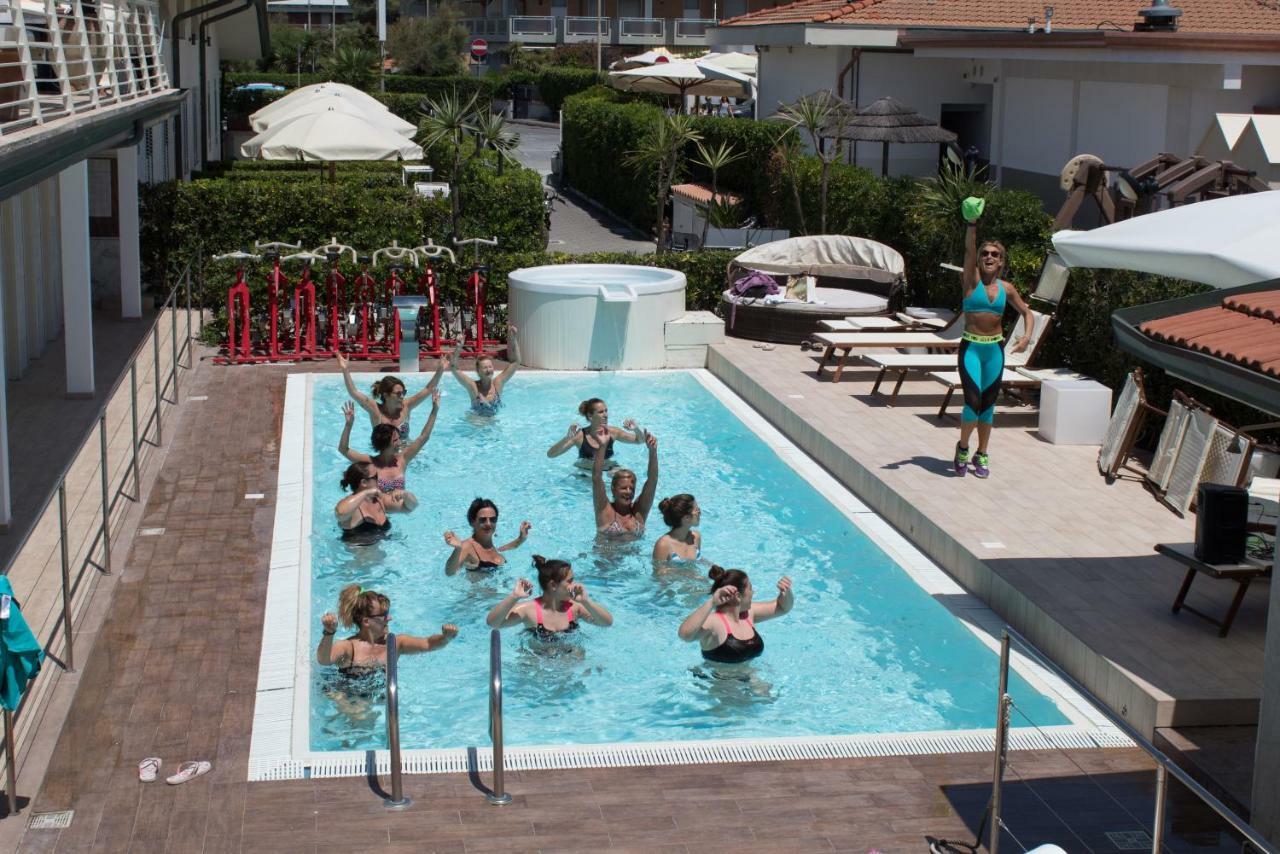 Hotel Delfino Marina Di Carrara Exterior photo
